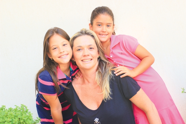 Vamos antecipando nosso abraço a minha querida filha Roberta Sanches Rodrigues, que aniversaria no próximo sábado, dia 14. O beijão também da mamãe Cida e das filhas, que aí estão, sempre com ela, Maria Gabriela e Marina. Tudo de bom, e que Deus a abençoe